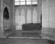 813330 Interieur van de Domkerk (Domplein) te Utrecht: kapel met graftombe van de bisschop Guy van Avesnes.